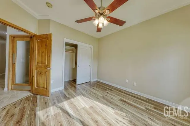 a view of a livingroom with a workspace