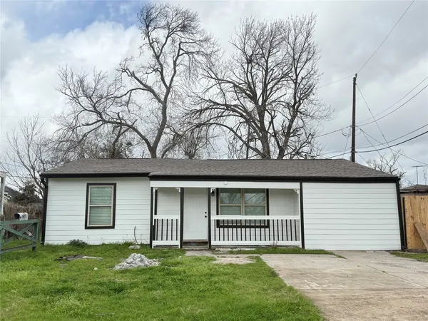 a view of a back yard of the house