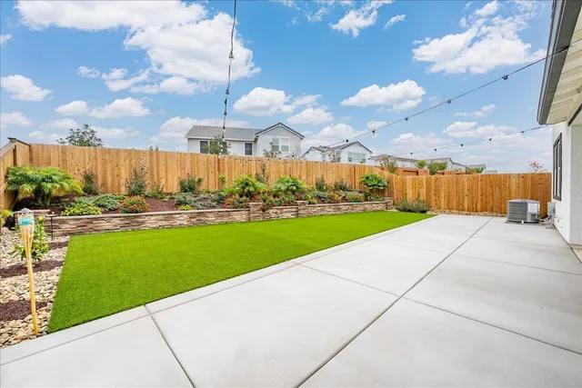 a view of a parking area