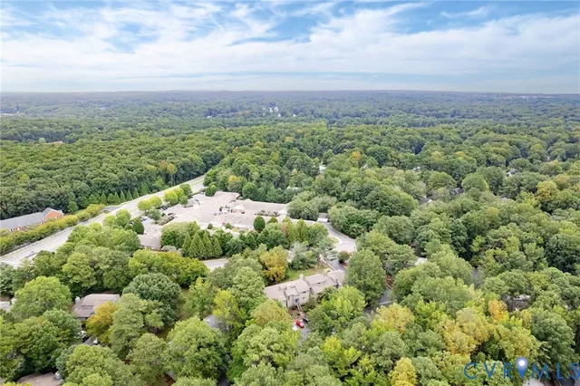 a view of a garden with a building in front of it