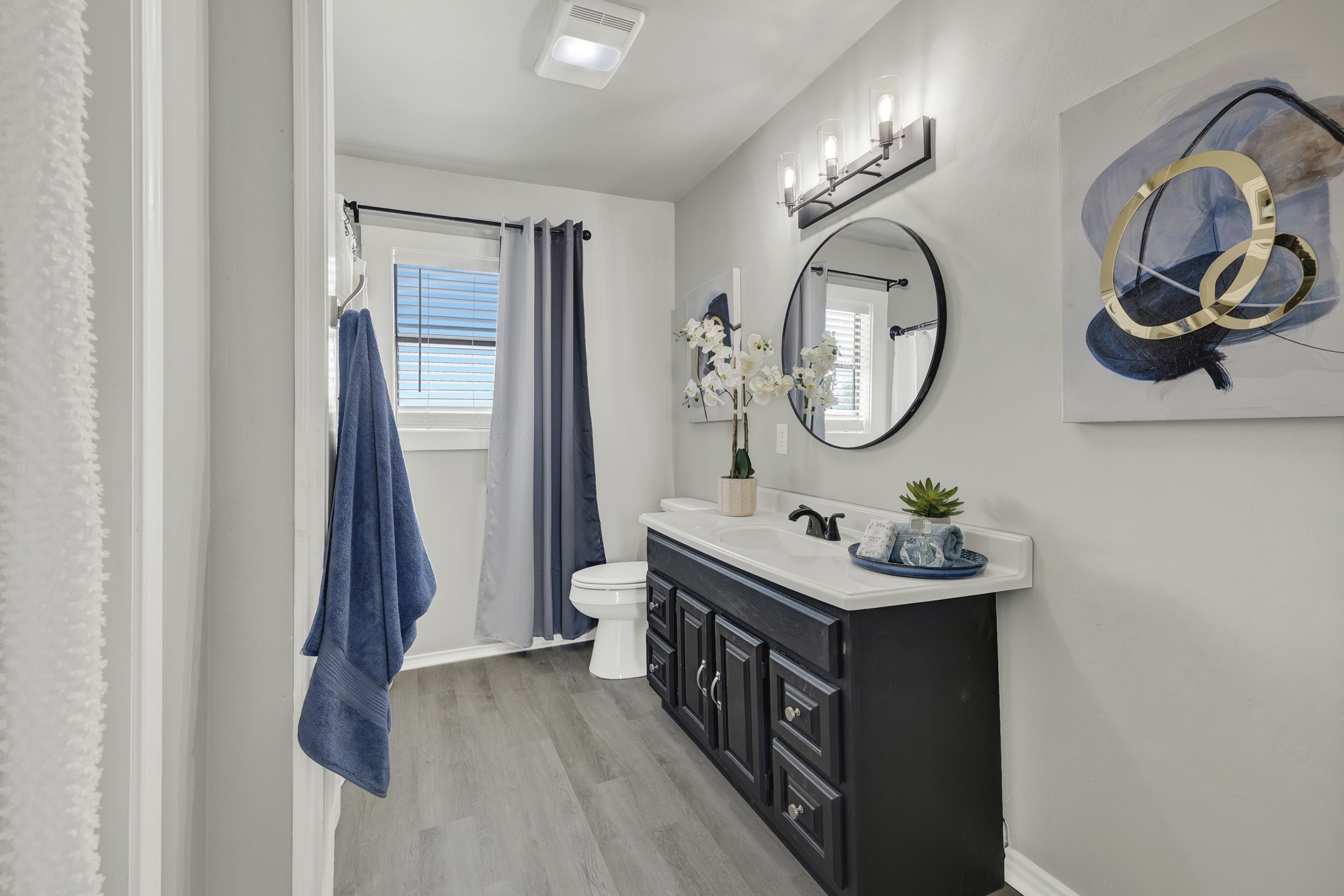 580 East Zipp Road New Braunfels, TX 78130 - Photo 19 of 45 Primary Bath with tub and shower.