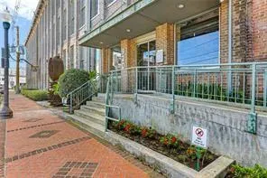 $1,800 | 920 Poeyfarre Street, Unit 214, New Orleans, LA 70130