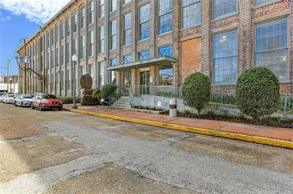 $1,700 | 920 Poeyfarre Street, Unit 214, New Orleans, LA 70130