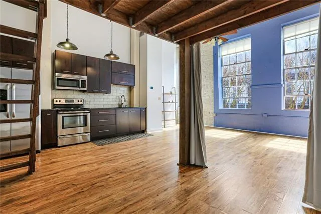 $1,800 | 920 Poeyfarre Street, Unit 214, New Orleans, LA 70130