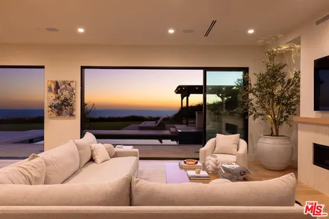 $11,000,000 | 5811 Murphy Way, Malibu, CA 90265