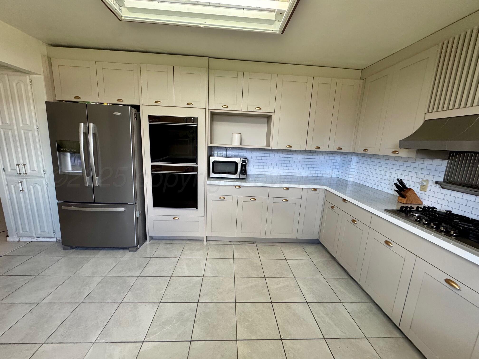 513 South Eton Street Perryton, TX 79070 - Photo 32 of 72 Kitchen5