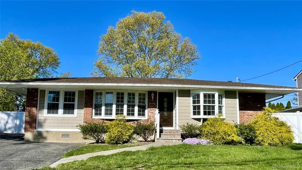 $749,000 | 5 Fruitwood Lane, Commack, NY 11725