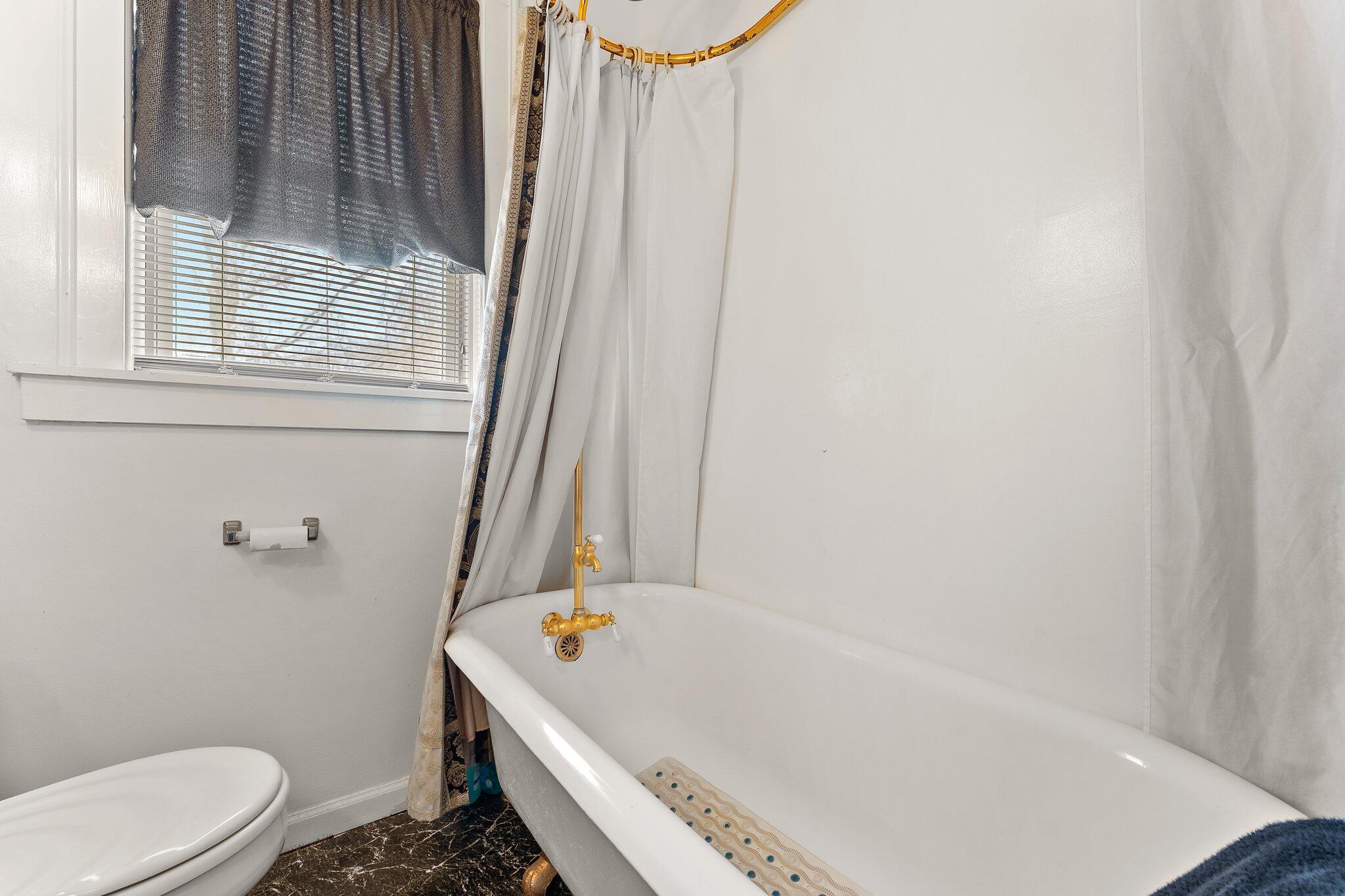 9107 Kleinman Road Highland, IN 46322 - Photo 11 of 22 2048x1365