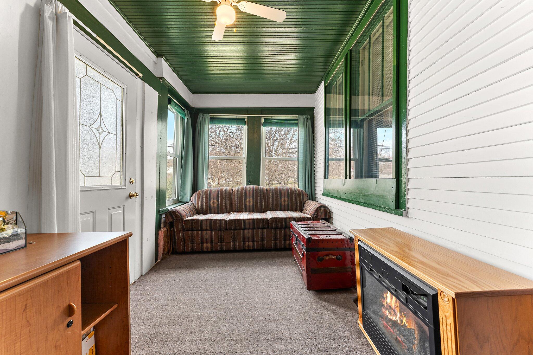 9107 Kleinman Road Highland, IN 46322 - Photo 3 of 22 2048x1365