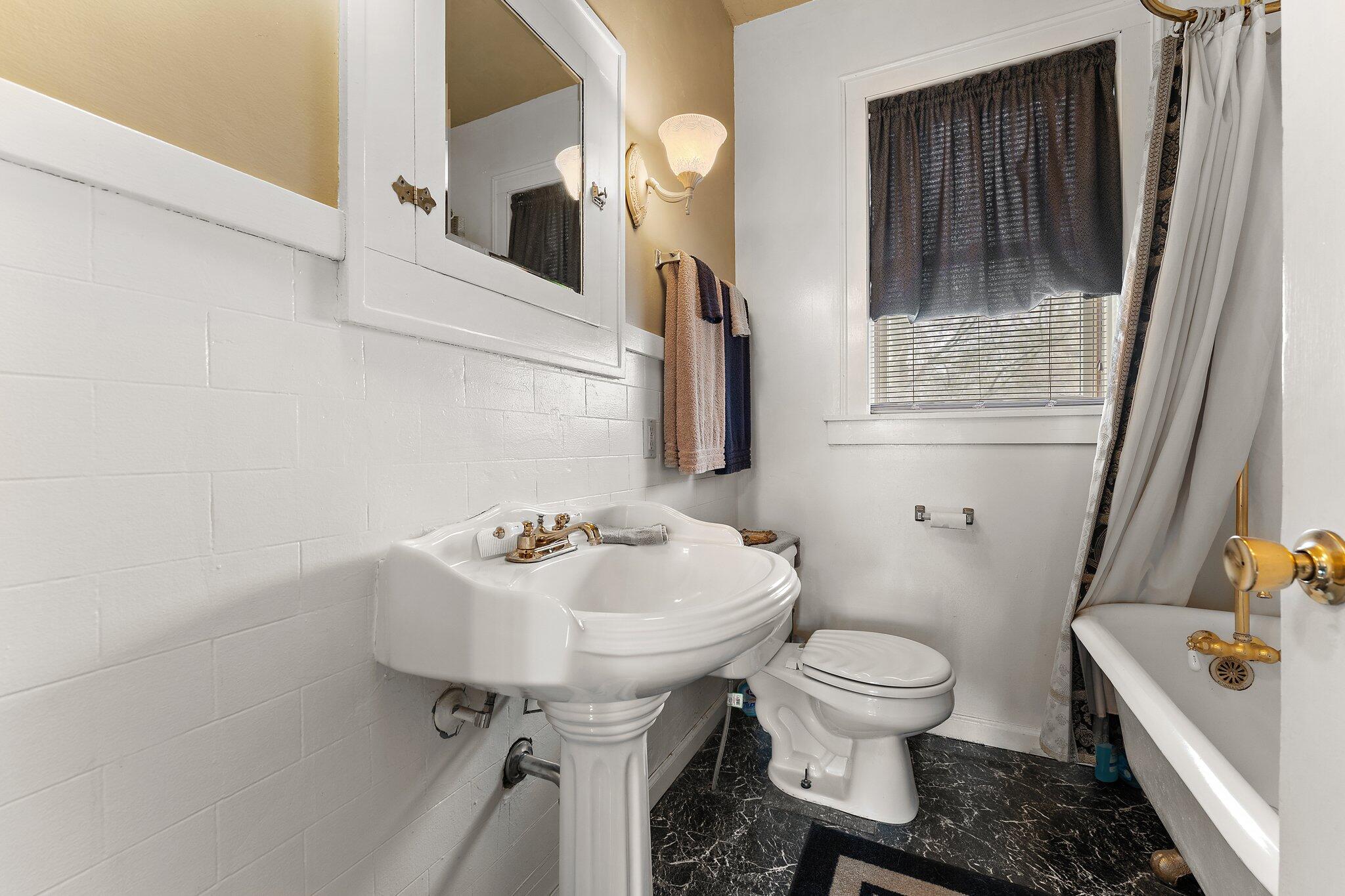 9107 Kleinman Road Highland, IN 46322 - Photo 10 of 22 2048x1365