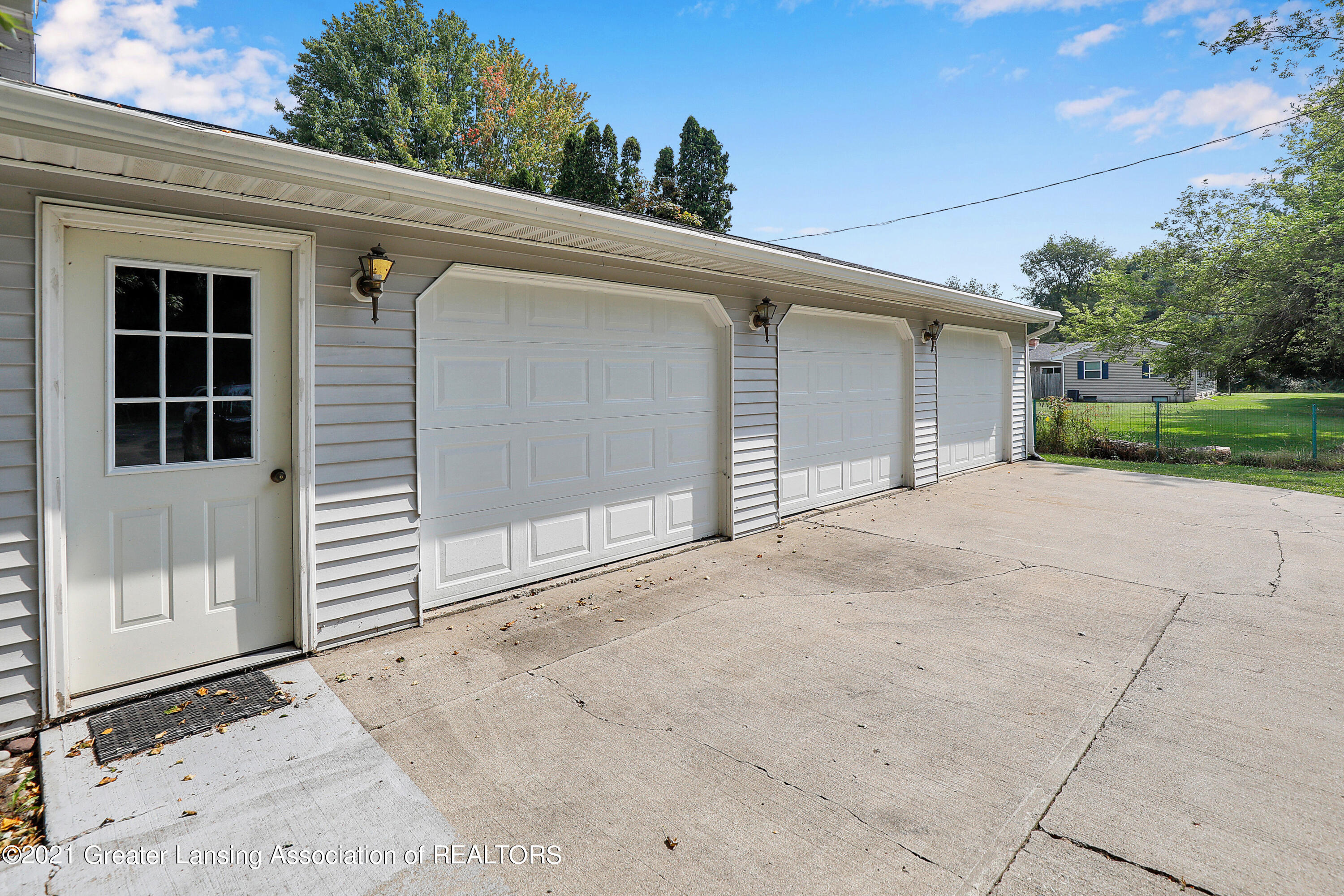 10561 South Chandler Road Dewitt, MI 48820 - Photo 3 of 46 Garage