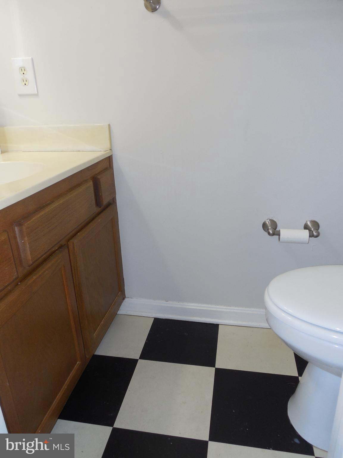 14930 Habersham Circle Silver Spring, MD 20906 - Photo 4 of 26 foyer half bath