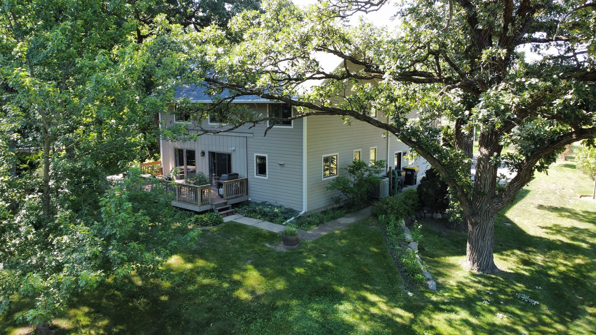 3814 May Lane Spring Grove, IL 60081 - Photo 14 of 18 a backyard of a house with lots of green space