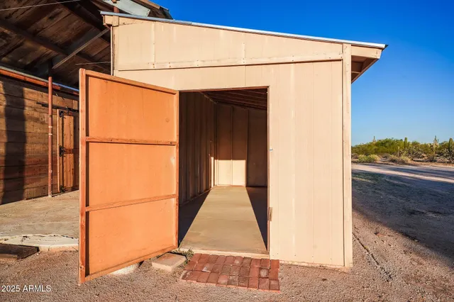 a view of a house with backyard