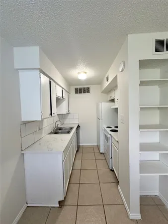 $950 | 4322 Gillis Street, Unit 104, Austin, TX 78704