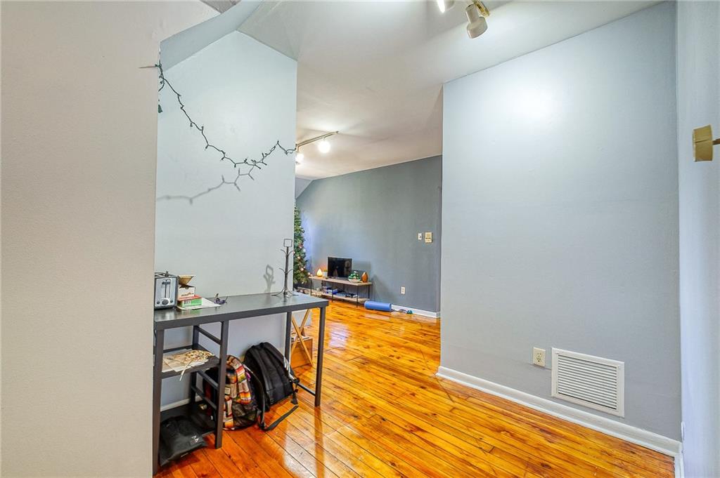 5927 Howe Street, Unit 302 Pittsburgh, PA 15232 - Photo 4 of 15 Gallery Image 4