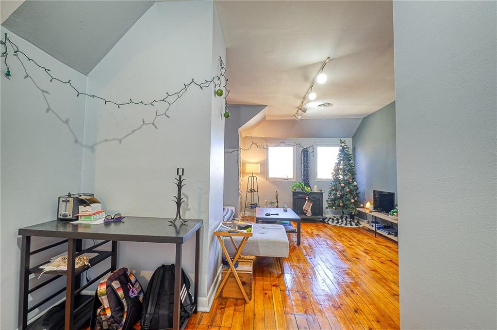 5927 Howe Street, Unit 302 Pittsburgh, PA 15232 - Photo 5 of 15 Gallery Image 5