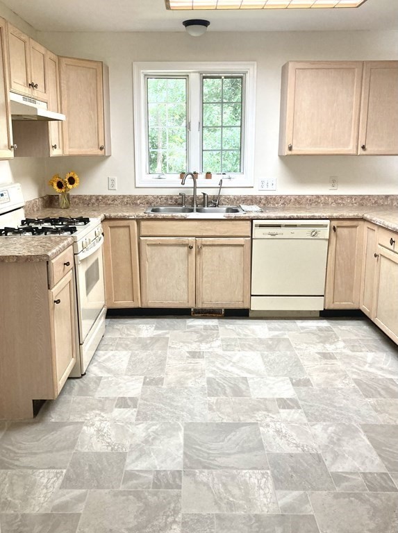 77 Towne Hill Road Haverhill, MA 01835 - Photo 6 of 39 Gallery Image 6