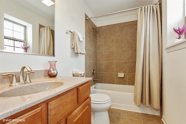 2809 Blakely Lane Naperville, IL 60540 - Photo 11 of 15 a bathroom with a sink a toilet and shower
