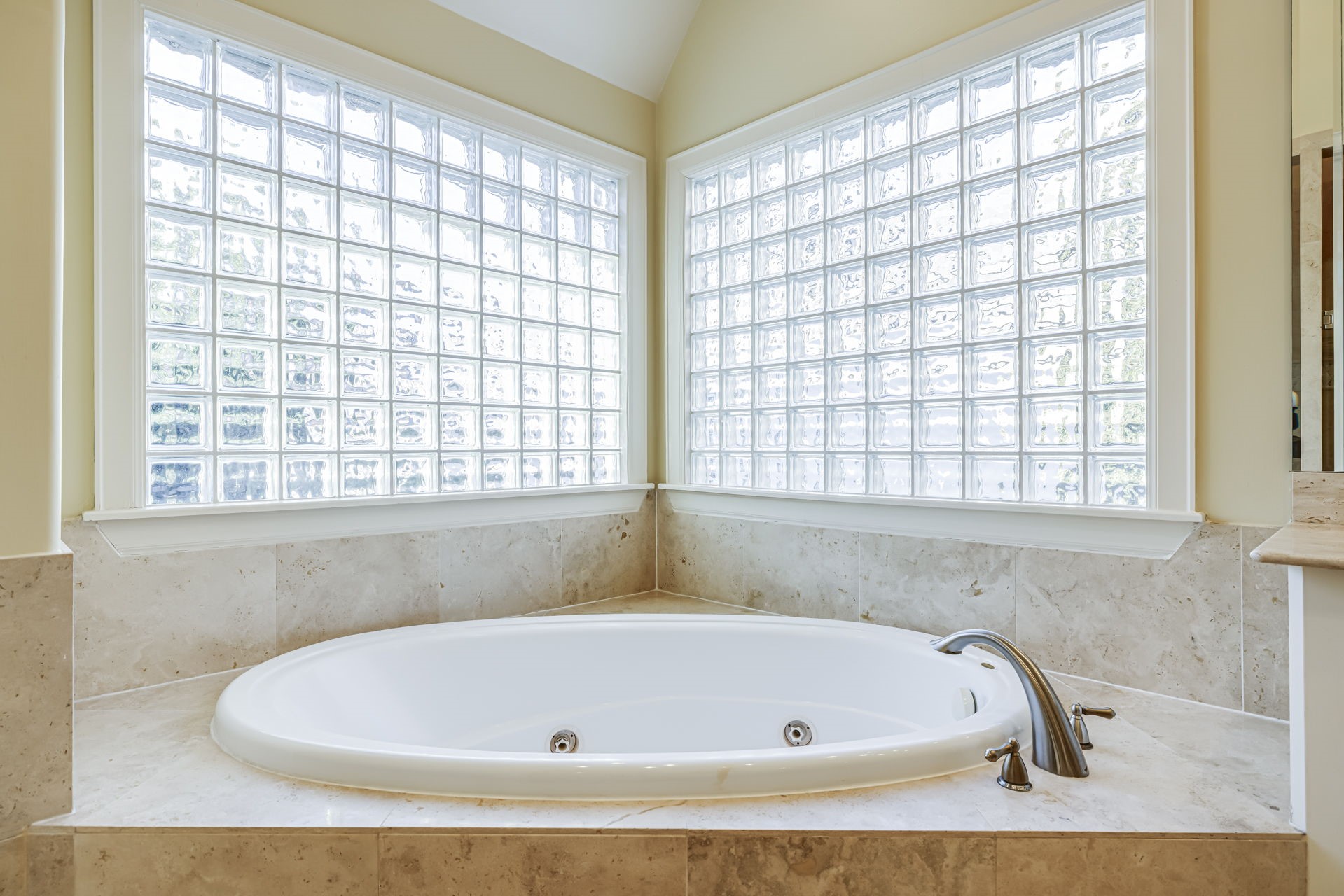 6310 Hermann Lake Drive Houston, TX 77021 - Photo 20 of 39 Jetted Tub in primary bathroom.