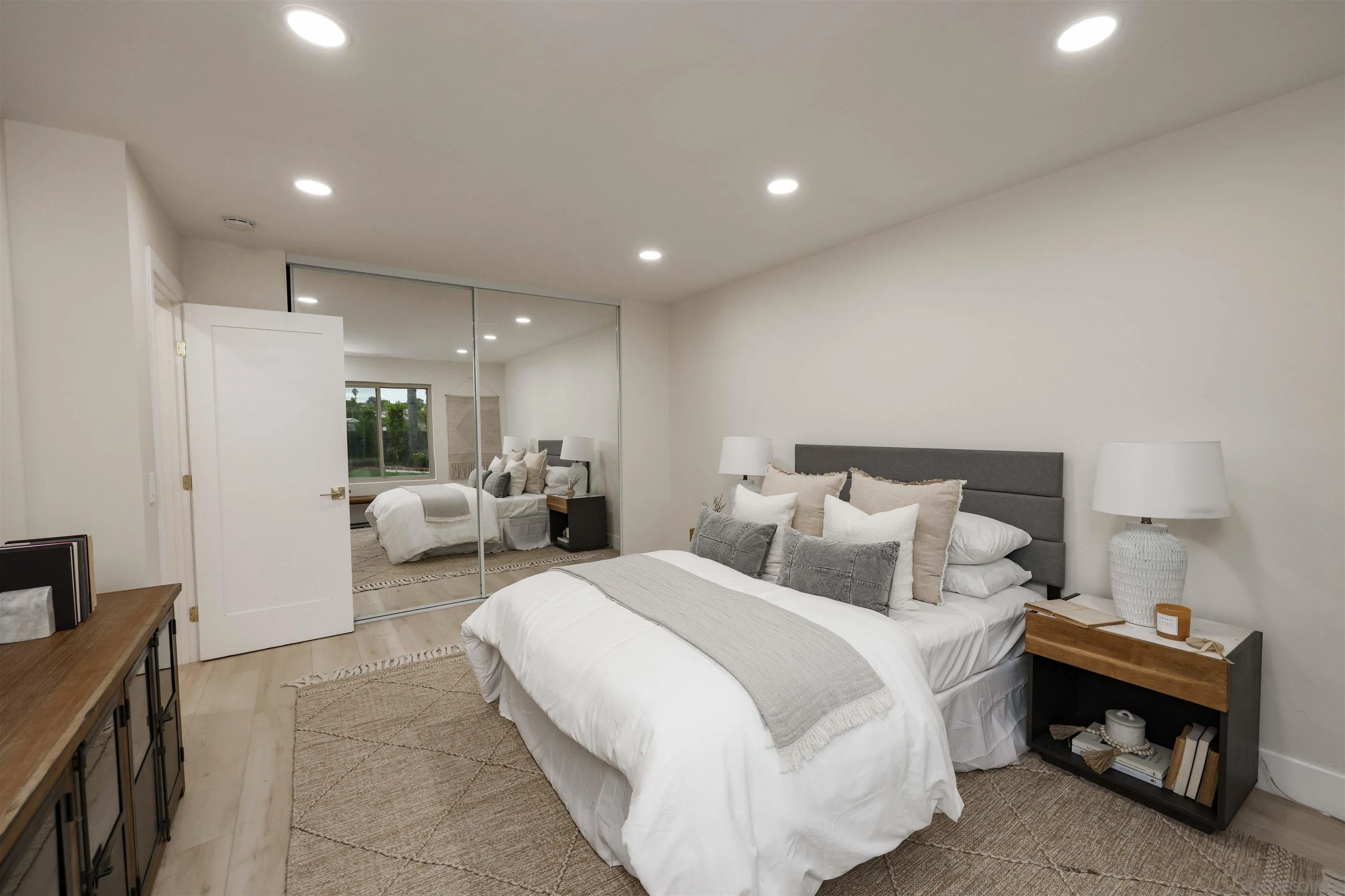 837 Elmview Drive Encinitas, CA 92024 - Photo 22 of 27 a bed room with two bed and a couch