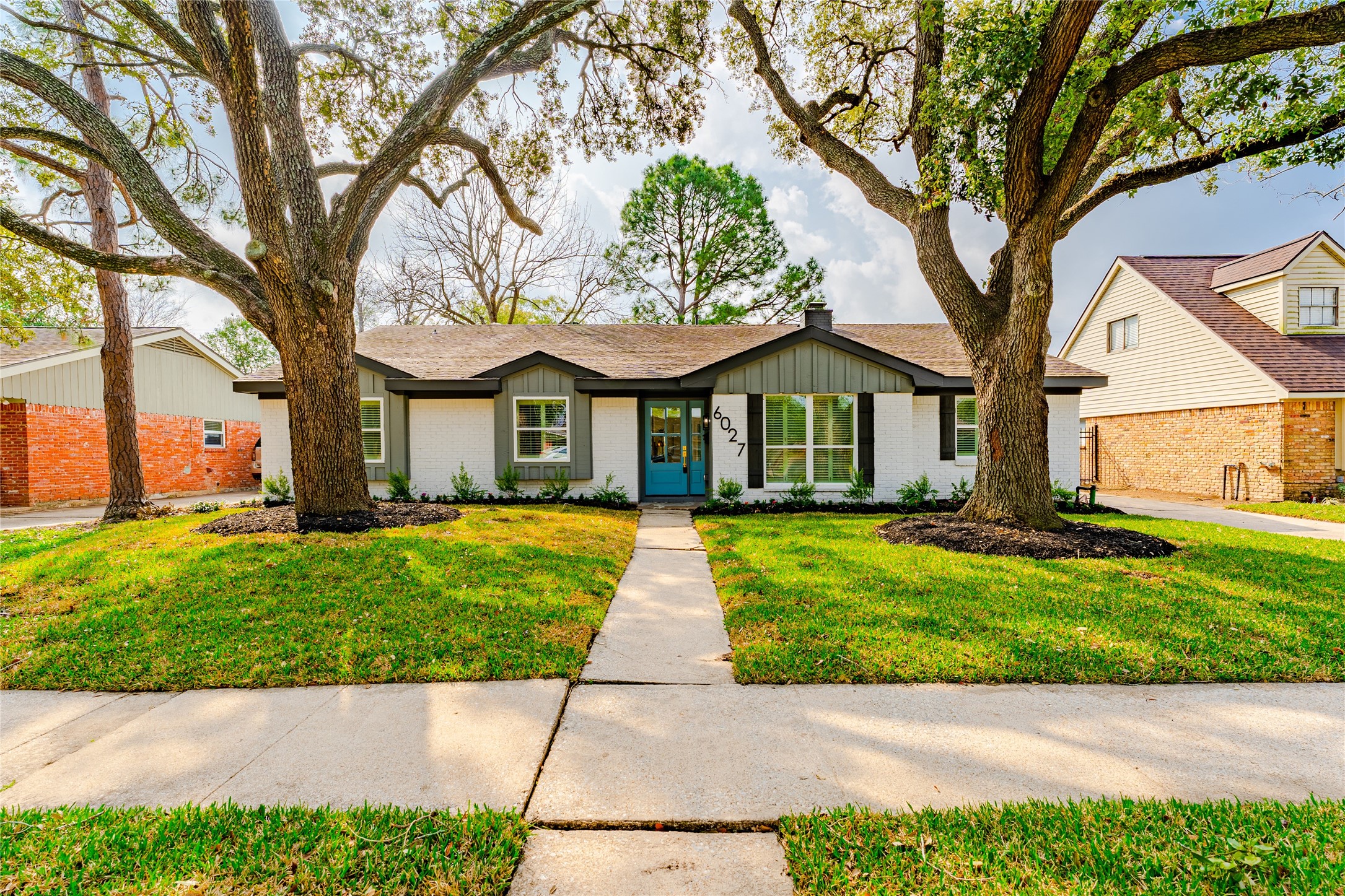 a view of house with a yard