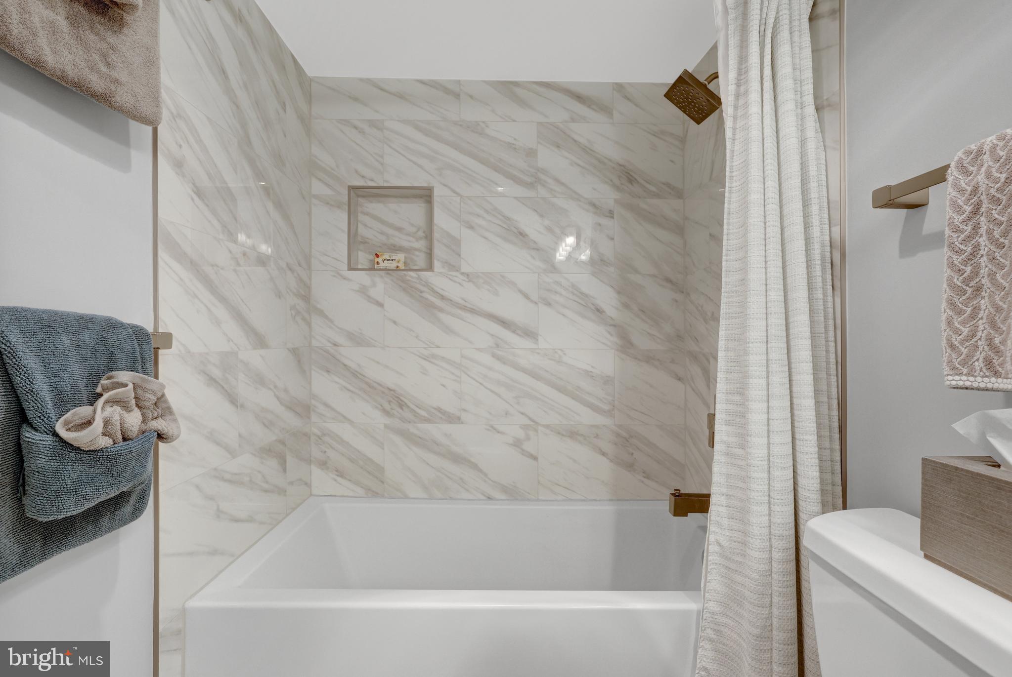 6800 Fleetwood Road, Unit 810 McLean, VA 22101 - Photo 22 of 30 a bathroom with a bathtub
