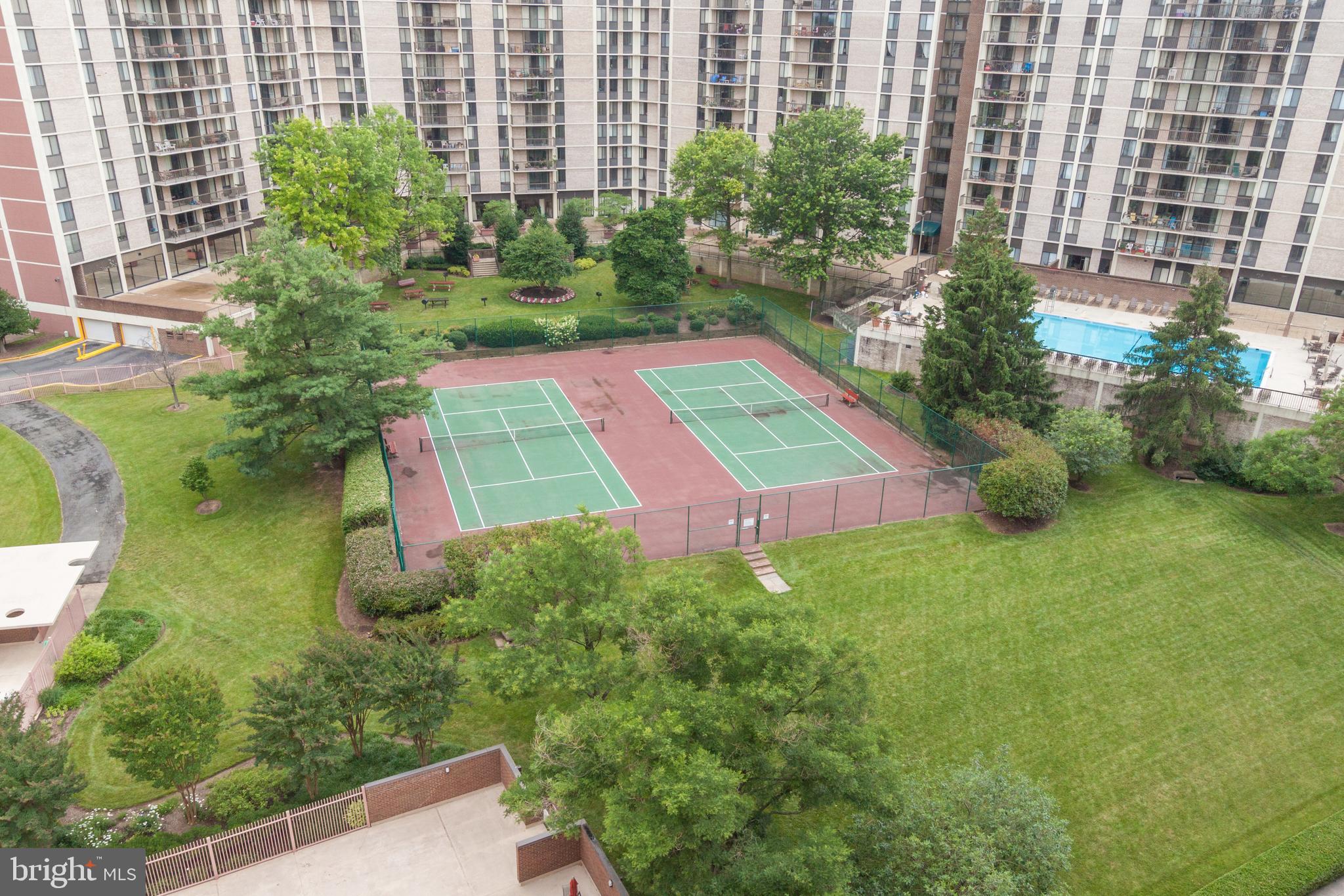 6800 Fleetwood Road, Unit 810 McLean, VA 22101 - Photo 28 of 30 a view of a backyard with plants and garden