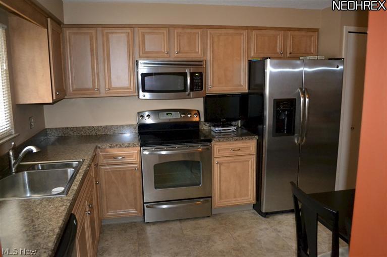 6472 State Road, Unit J18 Parma, OH 44134 - Photo 5 of 17 ALL UPGRADED 2009 APPLIANCES STAY !!