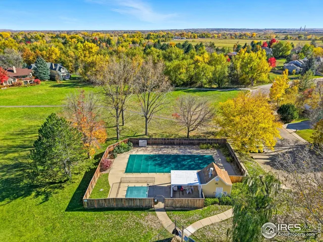 a black and white photo of a tennis court