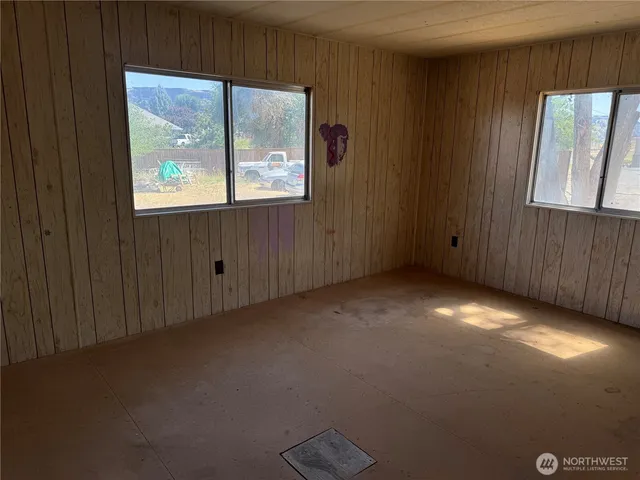 $95,000 | 125 3rd Street Northeast, Electric City, WA 99123