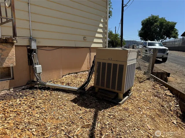 $95,000 | 125 3rd Street Northeast, Electric City, WA 99123