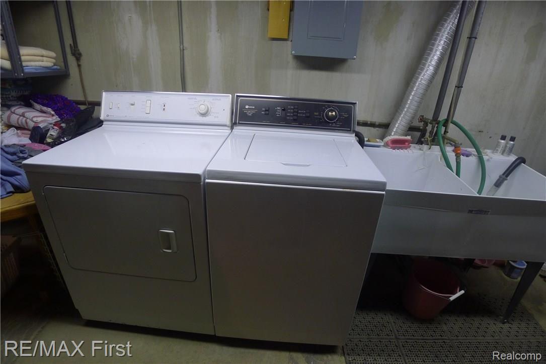 19411 Stephens Road Eastpointe, MI 48021 - Photo 36 of 48 Basement Laundry area.