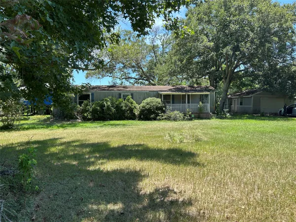 a view of house with a yard