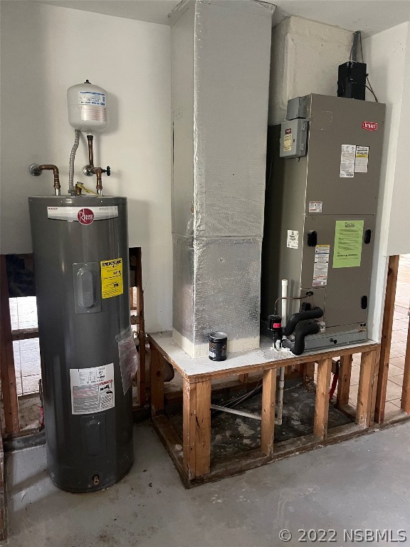 1234 Wayne Avenue New Smyrna Beach, FL 32168 - Photo 13 of 15 a room with furniture and mirror