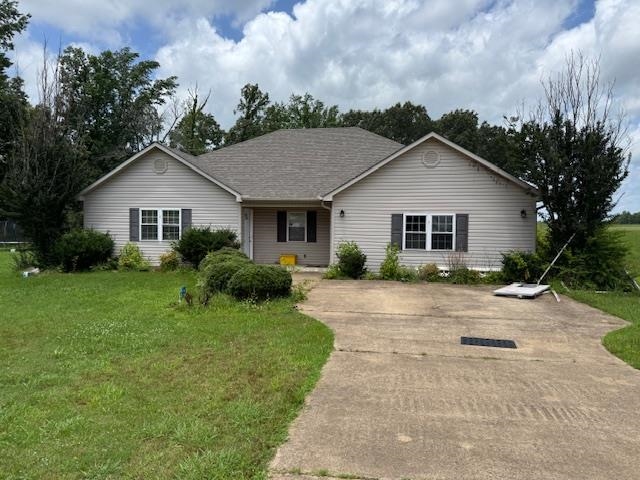 a view of a yard in front of house