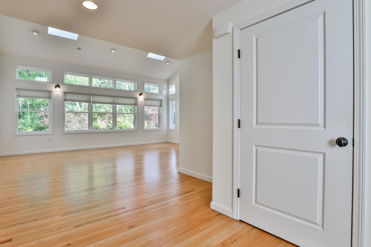 8 Madeline Road Manchester, NH 03104 - Photo 7 of 39 Gallery Image 7