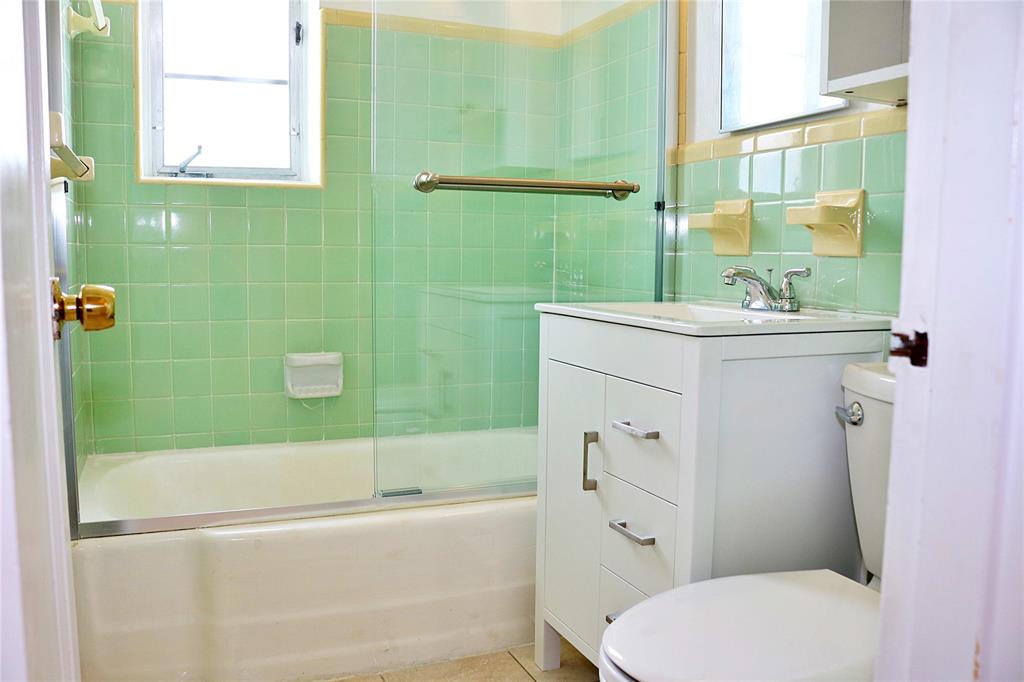 2640 Southwest 79th Avenue Miami, FL 33155 - Photo 23 of 23 a bathroom with a sink a toilet and bathtub