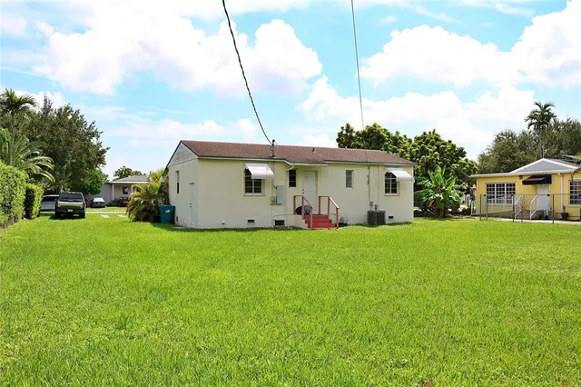 a view of a house with backyard