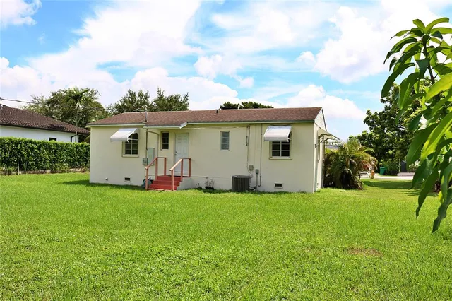 a view of a house with a backyard