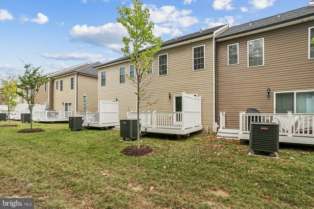 a view of a house with backyard