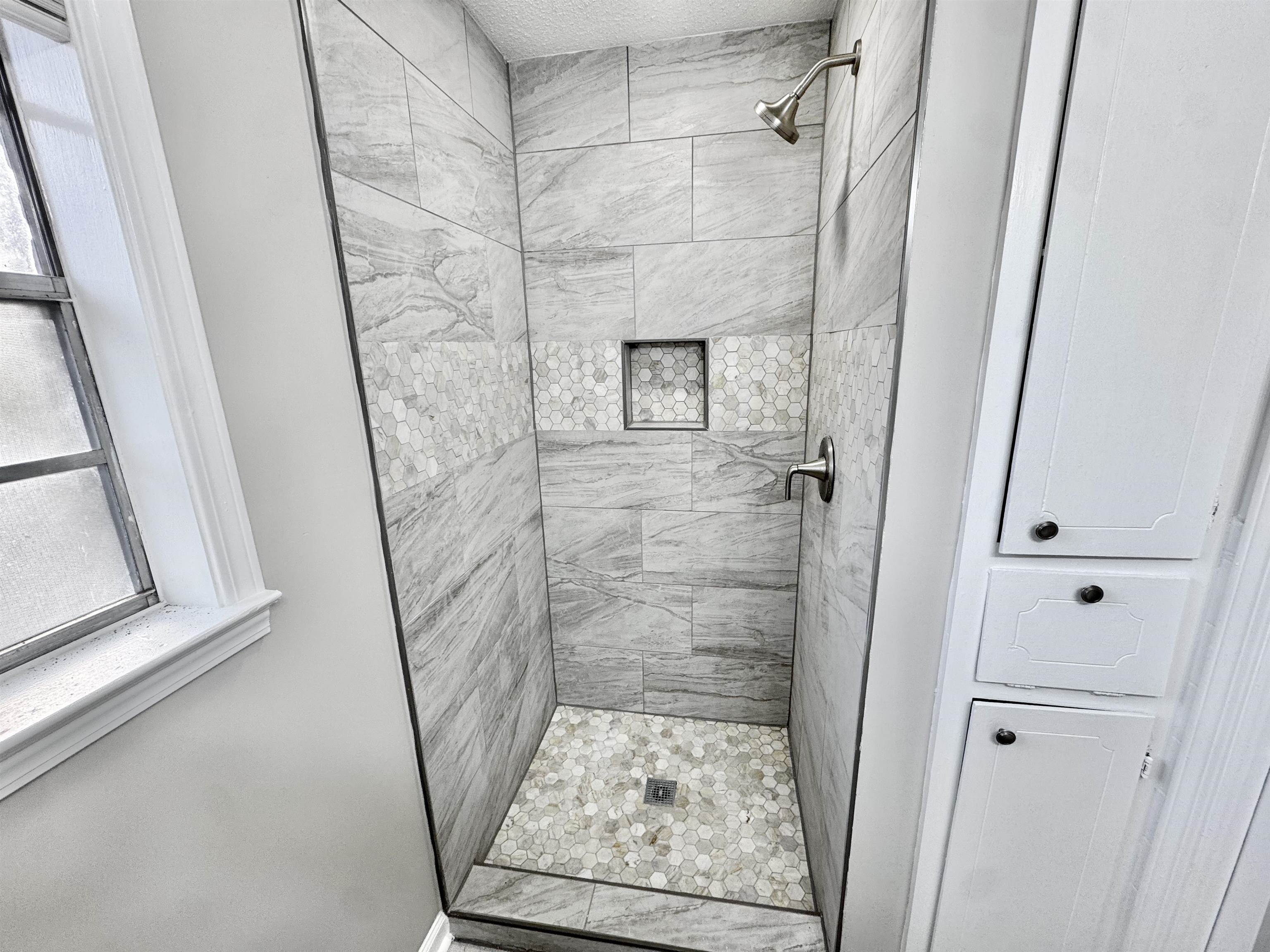 3429 Clarke Road Memphis, TN 38115 - Photo 17 of 33 a bathroom with a shower