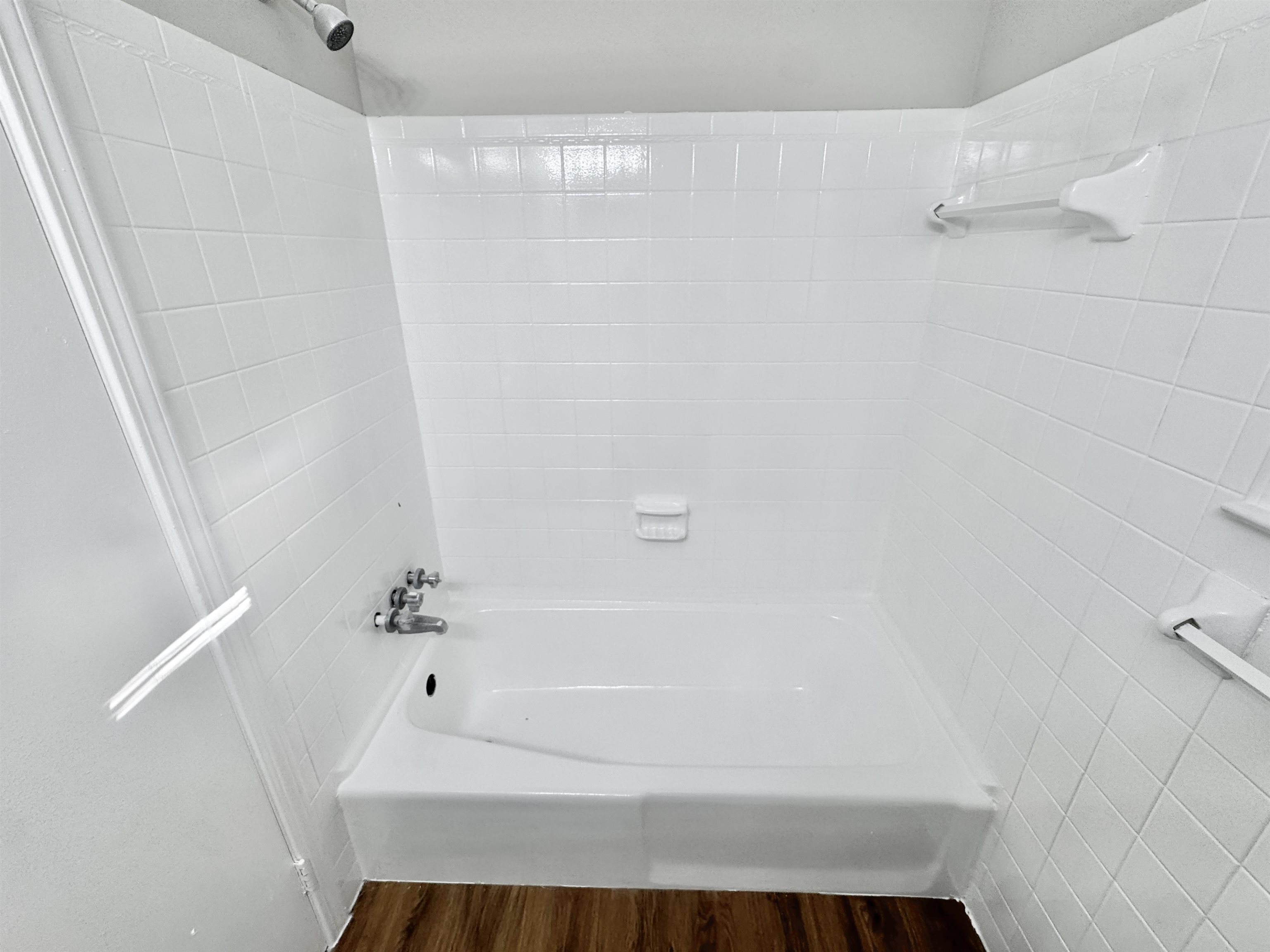 3429 Clarke Road Memphis, TN 38115 - Photo 21 of 33 a bathroom with a bathtub