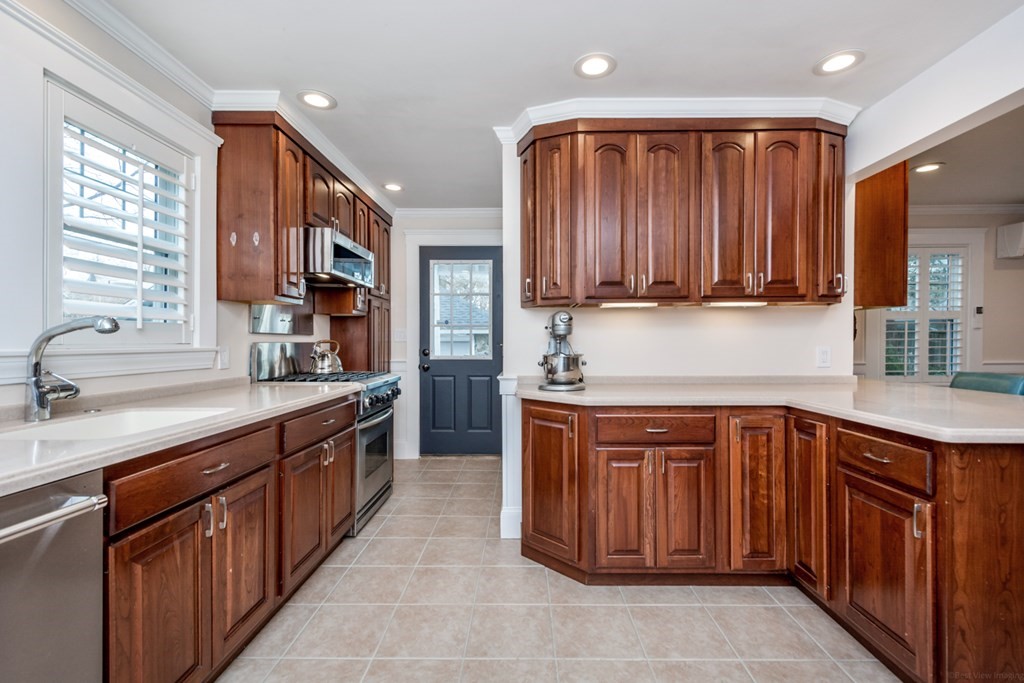 114 Warwick Road Melrose, MA 02176 - Photo 17 of 42 Gallery Image 17