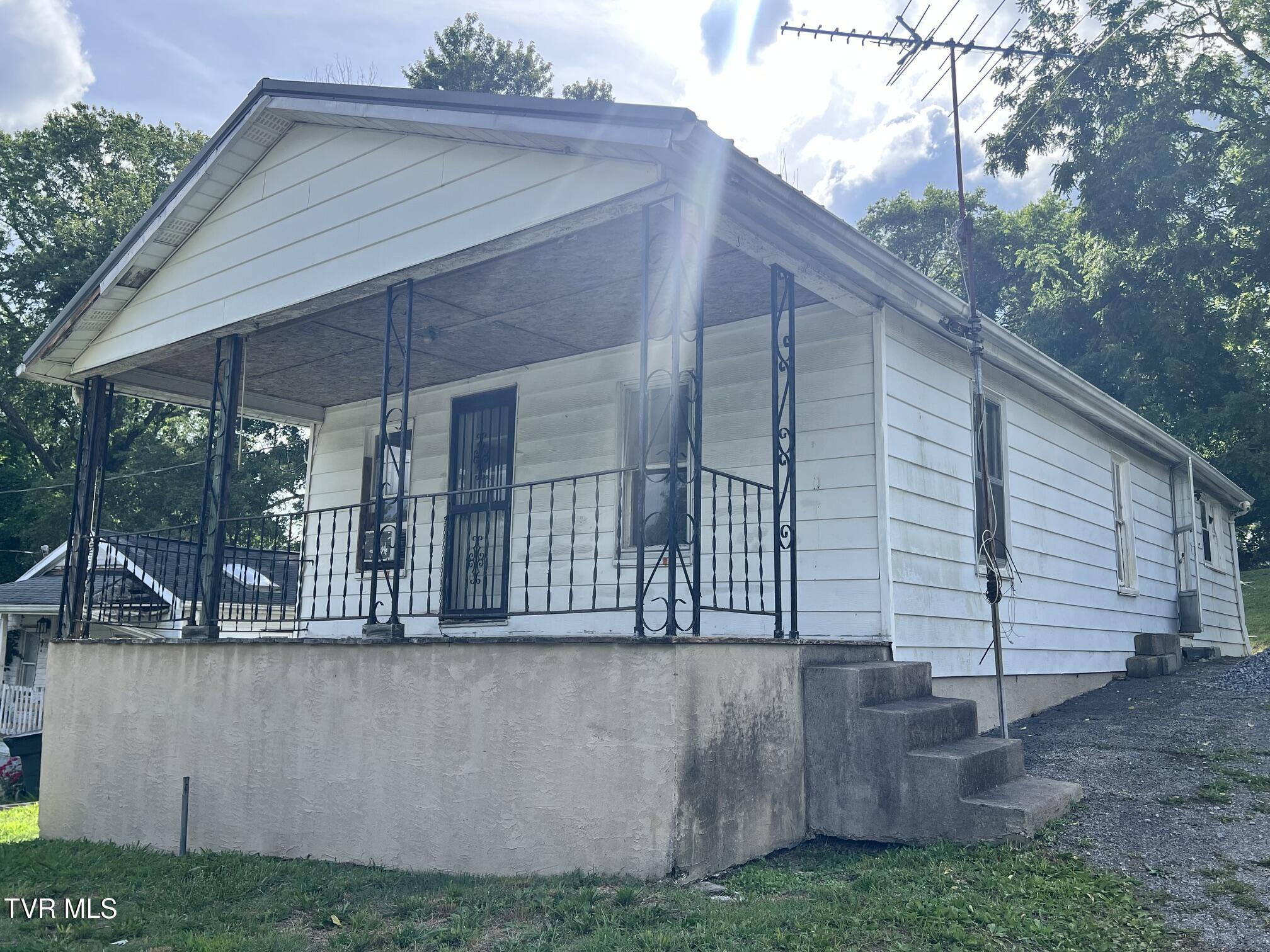 113 Sycamore Street Greeneville, TN 37745 - Photo 2 of 12 Front Porch
