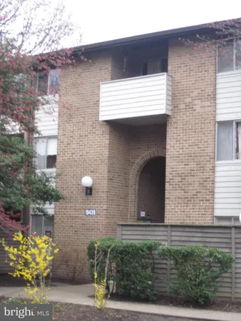 $2,025 | 19439 Brassie Place, Unit 301, Gaithersburg, MD 20886