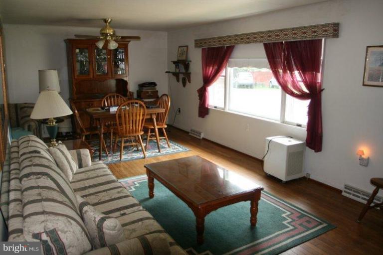 9525 North Laurel Road Laurel, MD 20723 - Photo 2 of 6 Living Room