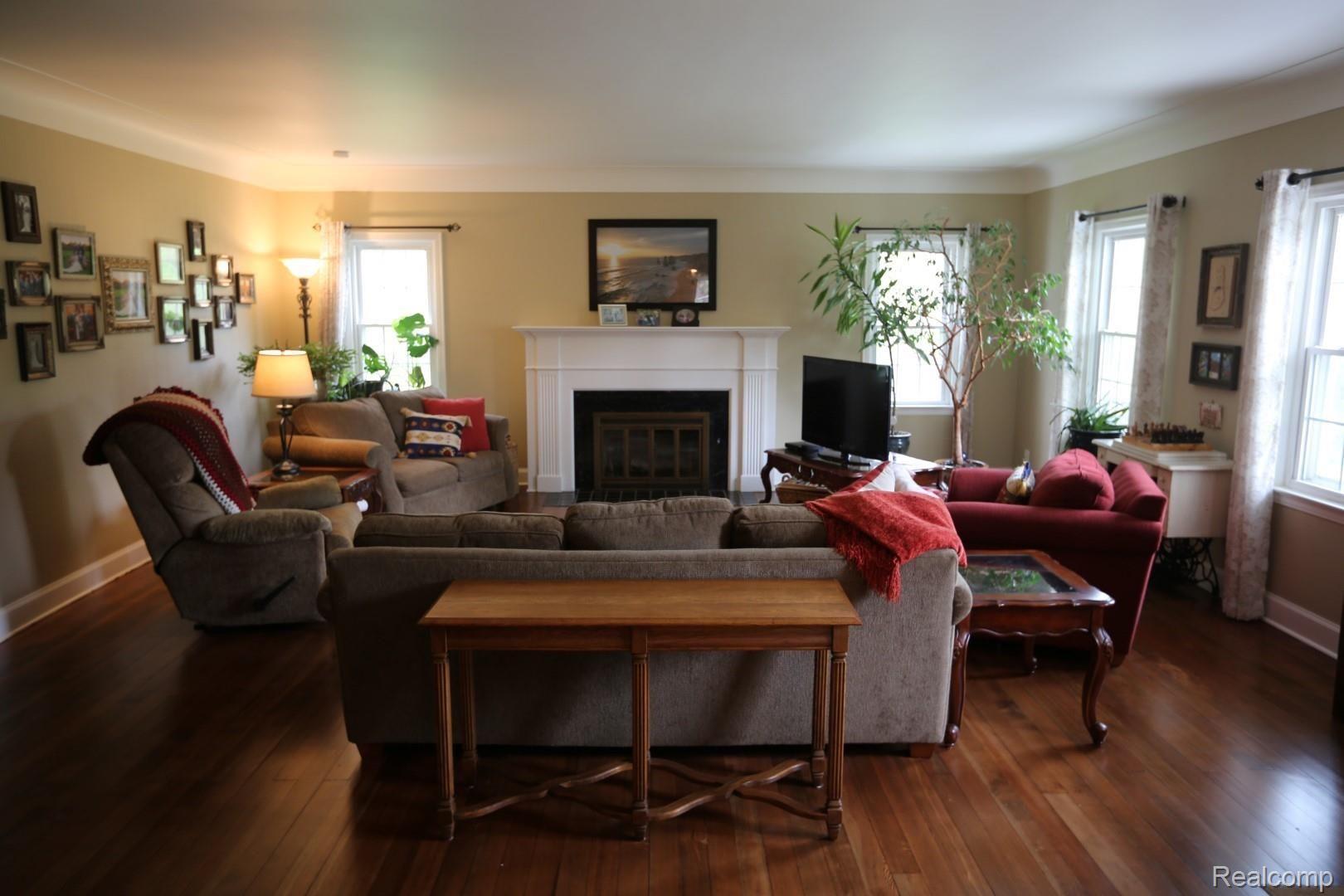 480 Tiplady Road Pinckney, MI 48169 - Photo 9 of 55 living room