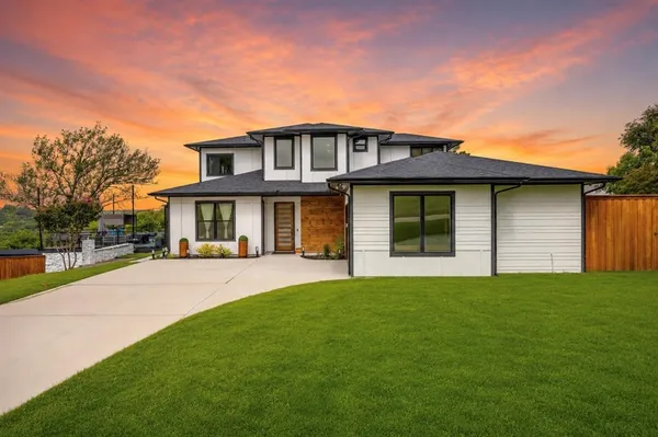 $899,990 | 301 Paint Pony Trail North, Fort Worth, TX 76108