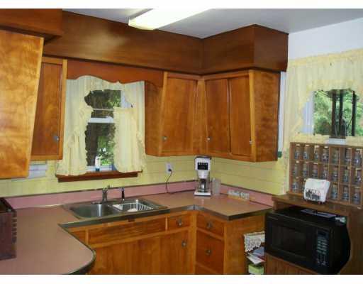 131 Lindsay Road Carnegie, PA 15106 - Photo 5 of 8 Kitchen.